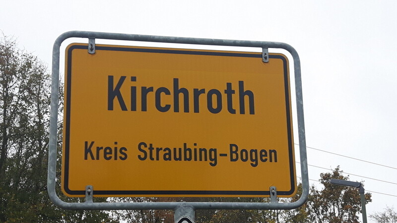 Bei der Sitzung des Gemeinderats Kirchroth konnten die Mitglieder die neue Bestuhlung bestaunen.