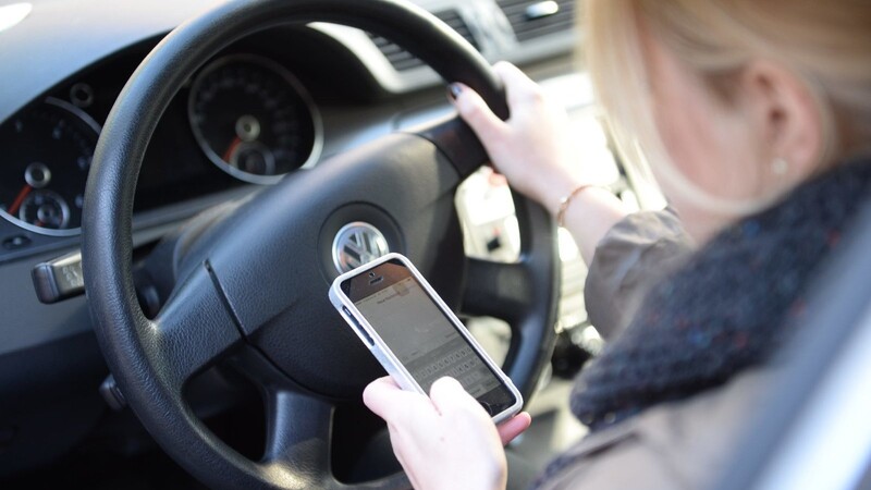 Wer beim Autofahren Textnachrichten verschickt, riskiert nicht nur sein eigenes Leben.
