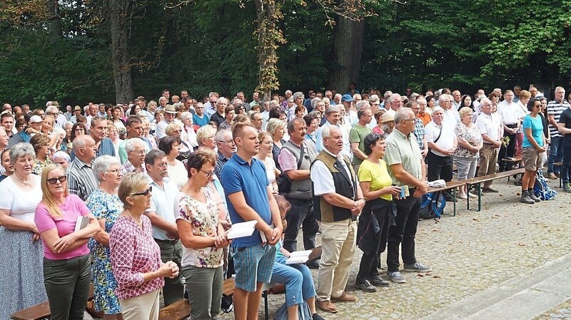 Einige Hundert Marienverehrer nehmen heuer am Gottesdienst vor der Wallfahrtskirche teil.