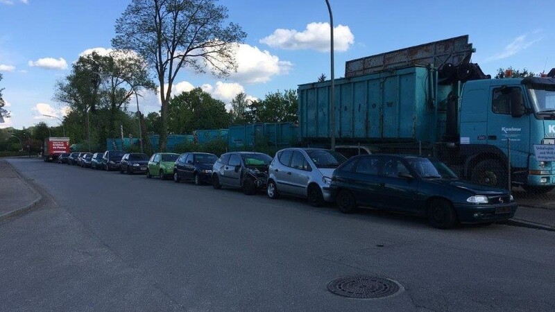 Bis zu 15 nicht mehr verkehrstaugliche Fahrzeuge wurden regelmäßig direkt vor dem Gelände der Recyclingfirma Koslow abgestellt.