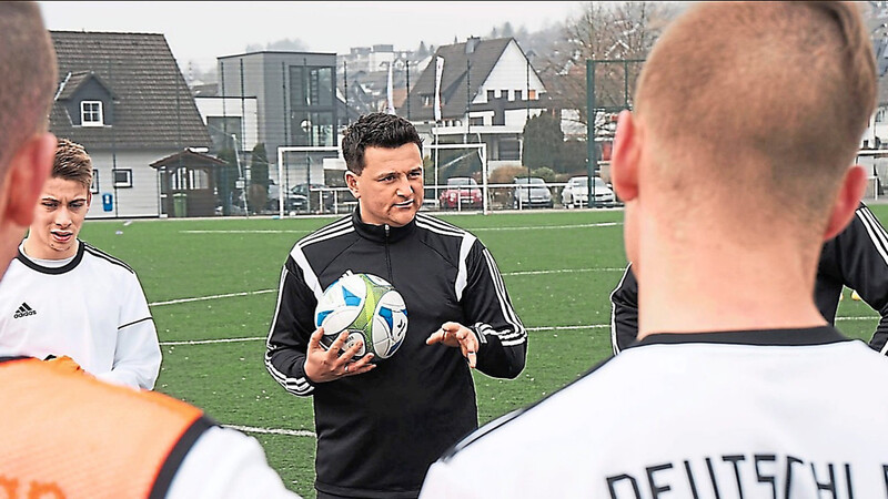 Conny Fritsch (Mitte) ist seit 2020 Fußballlehrer - die höchste Qualifikation im Lizenzsystem des Deutschen Fußballbundes.