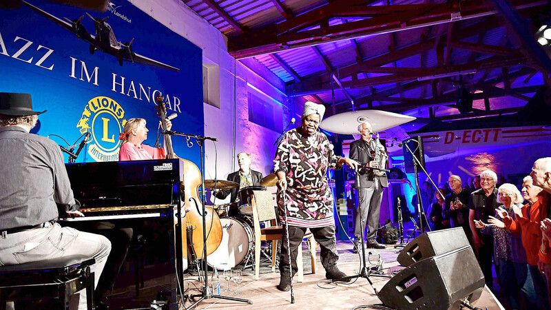Die "New Orleans Shakers Allstar Band" lockte am Samstagabend 500 Gäste in den voll besetzten Hangar 1 am Flugplatz Ellermühle.
