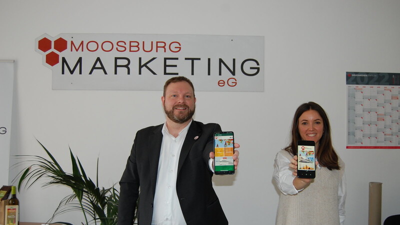 Thomas David und Ann-Kathrin Maier präsentieren stolz die MeinMoosburg-App auf ihren Smartphones.