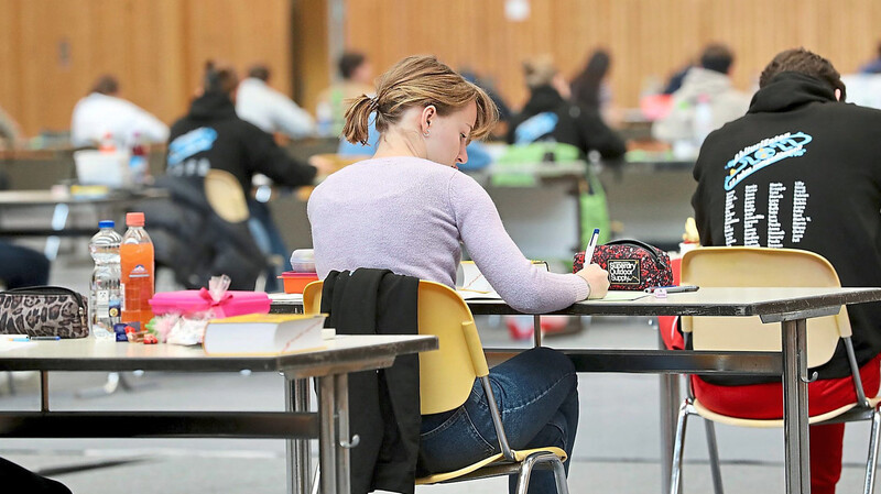 Schüler des Hans-Carossa-Gymnasiums bei ihrer ersten schriftlichen Abiturprüfung am Mittwoch.