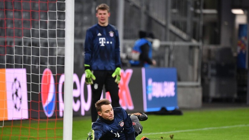 Manuel Neuer (vorne) wird seinen Vertrag bei Bayern München aller Voraussicht nach noch einmal verlängern - zum Leidwesen seines designierten Nachfolgers Alexander Nübel (hinten).