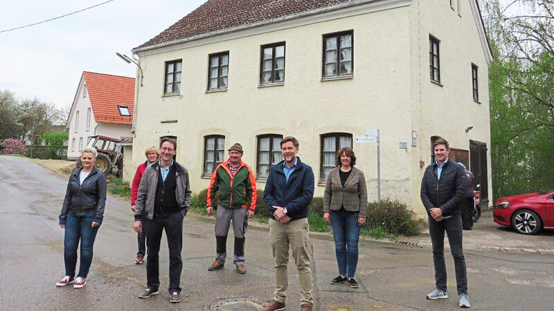 Zum Ortstermin vor dem Alten Schul- und Rathaus kamen mit Bürgermeister Hans Sailer (3. v. l.) Ortsfunktionäre und Bauamtsvertreter zusammen.