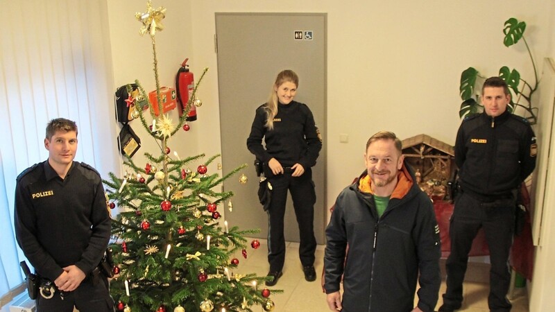 Erster Polizeihauptkommissar Bernhard Hager (vorne rechts) stattete der ersten Weihnachtsschicht einen Besuch ab.