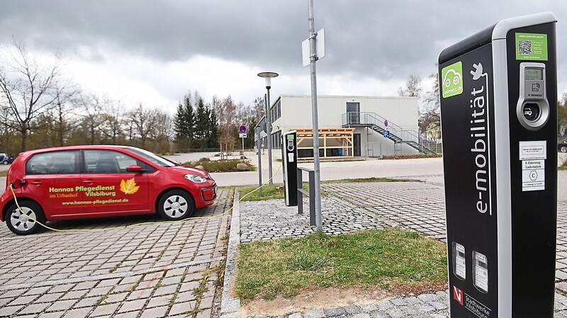 Am Färberanger in Vilsbiburg befindet sich eine der Ladesäulen für Elektroautos, die von den Stadtwerken betrieben wird.