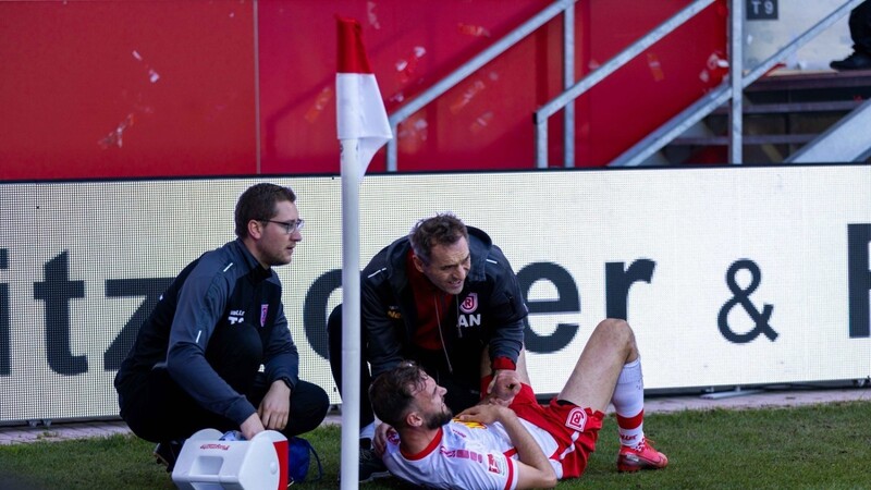 Im Spiel gegen Sandhausen verletzt sich Regensburgs Kapitän Benedikt Gimber an der Schulter und muss behandelt werden.