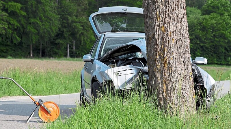 Der zerstörte Wagen steht im Mai 2020 an der Unfallstelle. In Pöcking bei Starnberg ist der nun angeklagte Mann in eine Gruppe von Fußgängern gefahren, geflüchtet und hat dann selbst einen Unfall gebaut.