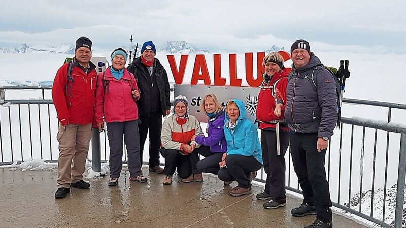 Yogi Ernstberger (r.) mit seiner Gruppe im Schnee auf dem 2 811 Meter hohen Vallugagipfel.