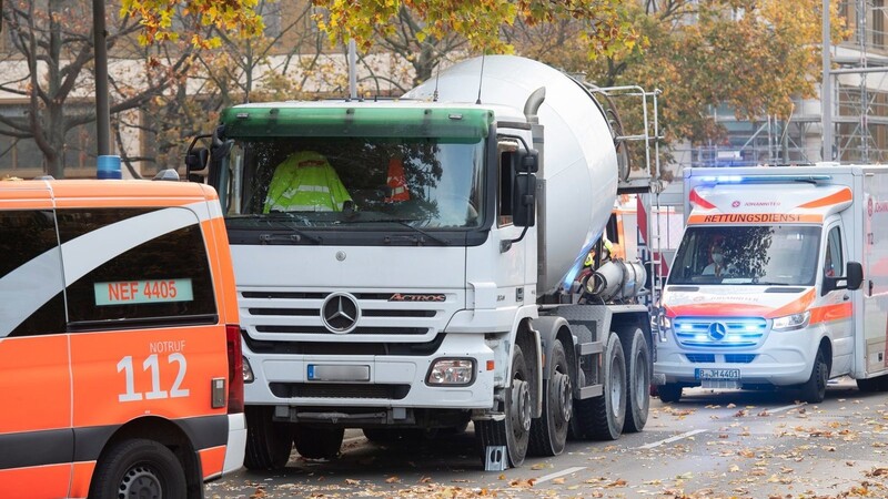 Ein Betonmisch-Fahrzeug steht an der Bundesallee in Berlin-Wilmersdorf, wo eine Radfahrerin bei dem Verkehrsunfall tödlich verletzt wurde.