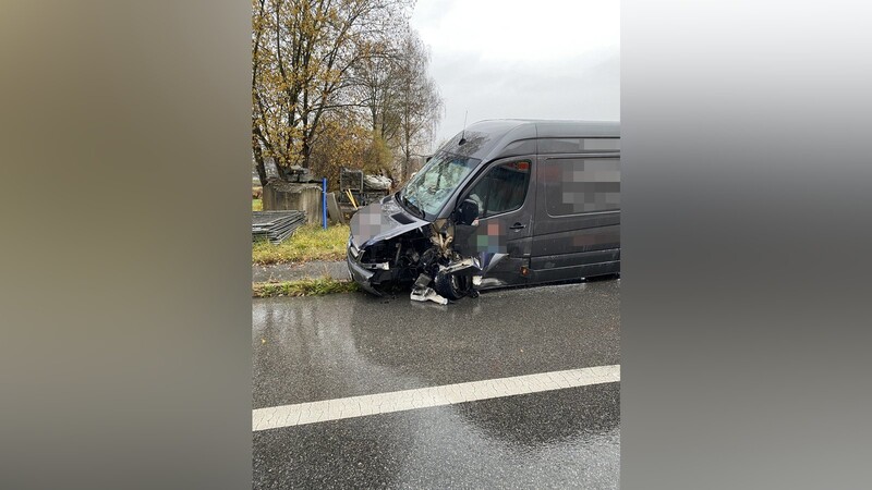 Der Fahrer des Transporters wurde bei dem Unfall leicht verletzt.