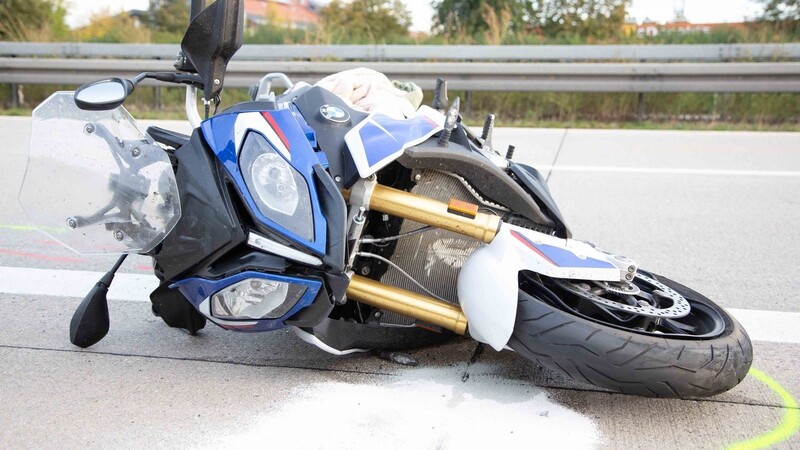 Auf den Bildern vom Unfallort ist gut zu erkennen, dass der Motorradfahrer nach der Kollision offenbar weit über die Autobahn geschlittert sein muss.