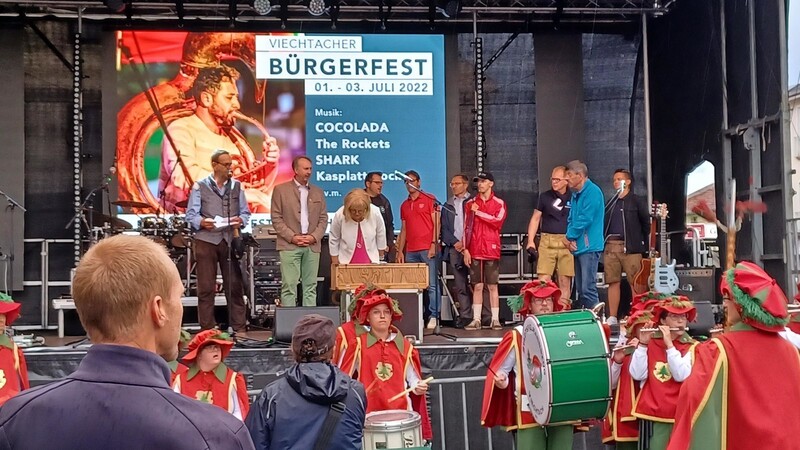 Die Vertreter der drei Landkreise versammelten sich zur Eröffnung der Heimat Trails Trophy auf der Bühne in Viechtach.