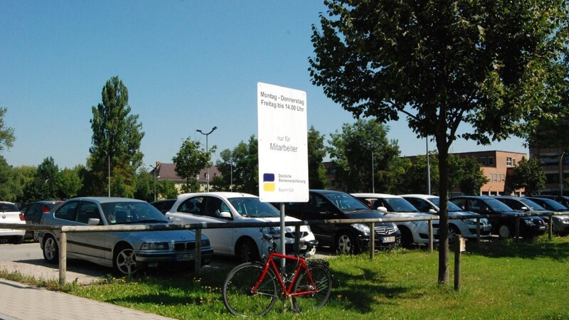 Unter der Woche ist der Parkplatz an der Ecke Isargestade/Podewilsstraße Beschäftigten der Deutschen Rentenversicherung vorbehalten. Am Wochenende ist er bewirtschaftet.