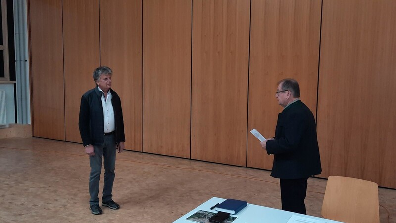 Der amtierende Bürgermeister Josef Speckner (re.) nimmt Ludwig Meier (li.) den Amtseid ab.