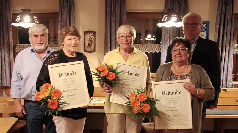 Vorsitzender Rudolf Schellin (v.r.), mit den Ehrenmitgliedern Helga Schellin, Eugenie Ullmann, Ingrid Bindhammer und Stellvertreter Ernst Bindhammer.