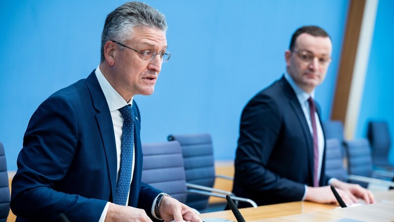 Jens Spahn (CDU), geschäftsführender Bundesgesundheitsminister, und Lothar Wieler, Präsident des Robert-Koch-Instituts, äußern sich in der Bundespressekonferenz zur aktuellen Lage der Corona-Pandemie.
