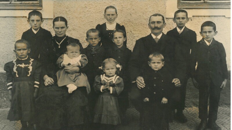 Fein herausgeputzt hatte sich die Familie von Johann Baptist (rechts) und Anna (links) Thalmair vom Lenger in Rudertshausen, um das Jahr 1915 dem Fotografen gestellt. Das zweite Kind von rechts ist der Matthias, der dann der Moar in Haslach wurde.