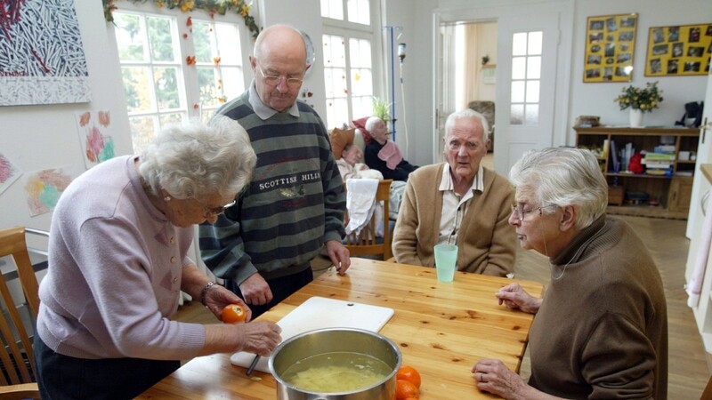 Gemeinsam statt einsam: leben Senioren gemeinsam in einer Wohngemeinschaft, können sie sich auch bei alltäglichen Dingen wie dem Kochen unterstützen.