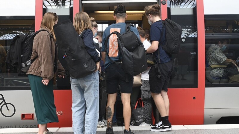 Passagiere stauen sich auf dem Hauptbahnhof in Leipzig an der Tür einer Regionalbahn nach Eisenach. Zum Start in das Pfingstwochenende sind viele Reisende mit dem 9-Euro-Ticket unterwegs. Dadurch kommt es zu extrem vollen Zügen, teilweise können Fahrgäste nicht mehr zusteigen.