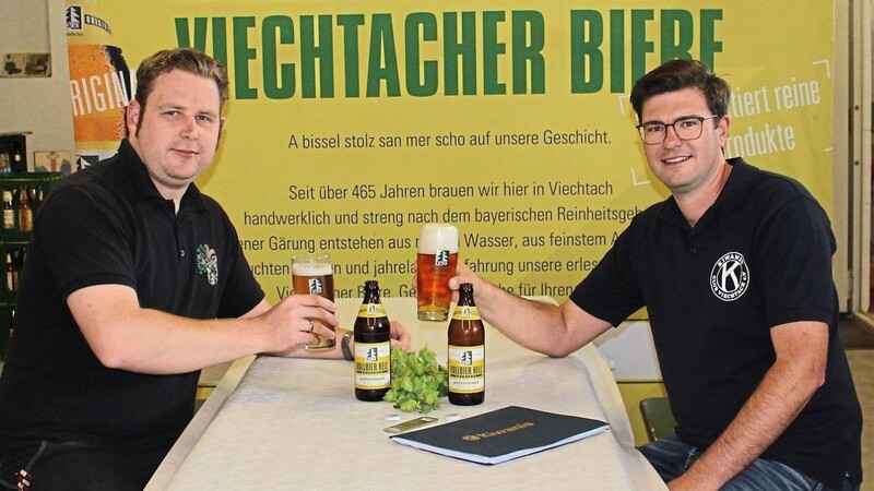 Braumeister Tobias Frank und der Präsident des Kiwanis Club Viechtach Jürgen Freundorfer stoßen gemeinsam an: Beginn des Ticketverkaufs ist am 3. September.