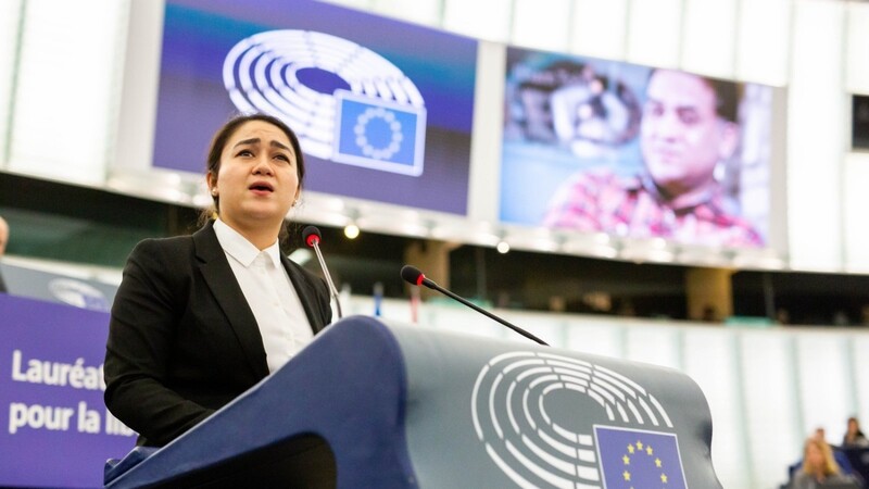 Jewher Tohti nimmt im Europäischen Parlament stellvertretend für ihren Vater Ilham den Sacharow-Preis entgegen.