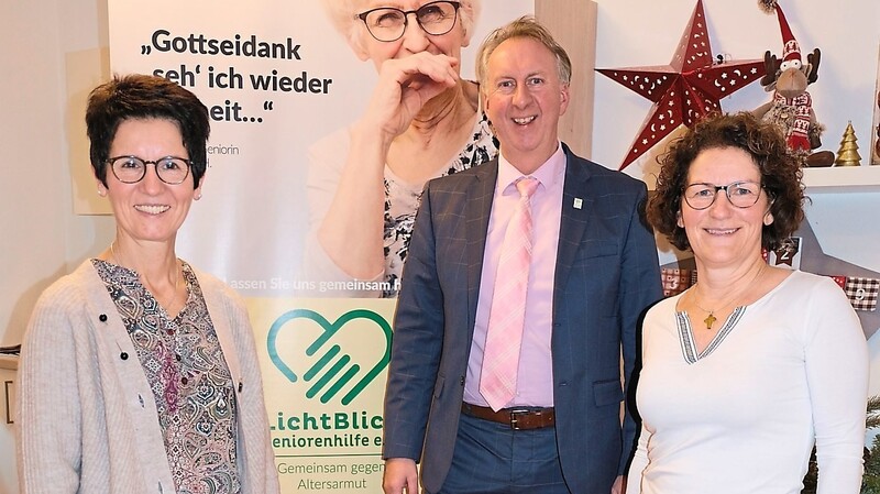Angelika Färber (l.) und Bettina Mack von der "Lichtblick"-Seniorenhilfe mit VdK-Kreisgeschäftsführer Helmut Plenk.