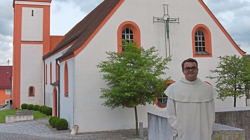Pater Paul vor der Pfarrkirche am Dorfplatz in Rudelzhausen, wo morgen - bei hoffentlich gutem Wetter - der Familiengottesdienst mit Erstkommunion- und Firmlingsvorstellung gefeiert wird.