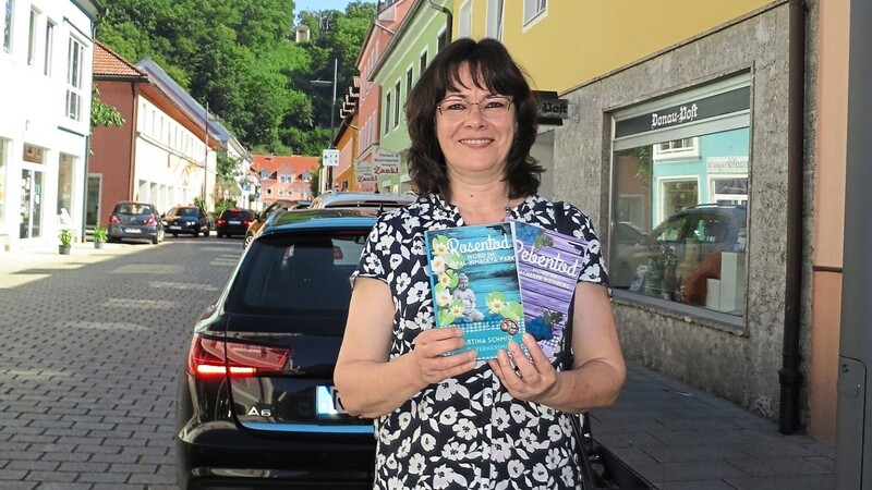 Martina Schmid mit ihrem neuesten Wörth-Krimi "Rosentod" und dem Vorgänger "Rebentod".