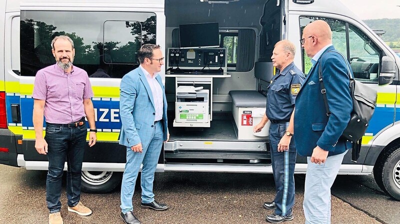 Grenzpolizei-Gruppenleiter Johann Schächtl (links) und Vize-PI-Leiter Ludwig Kreitl (Zweiter von rechts) erläuterten ihren Gästen die Hightech-Ausrüstung.