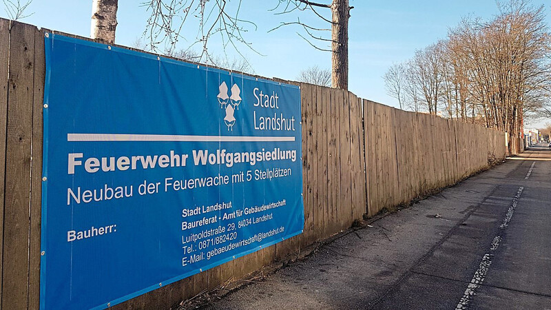 Mittlerweile wird am Zaun auch angekündigt, was auf dem Areal entstehen wird: die neue Feuerwache des Löschzugs Wolfgangsiedlung.