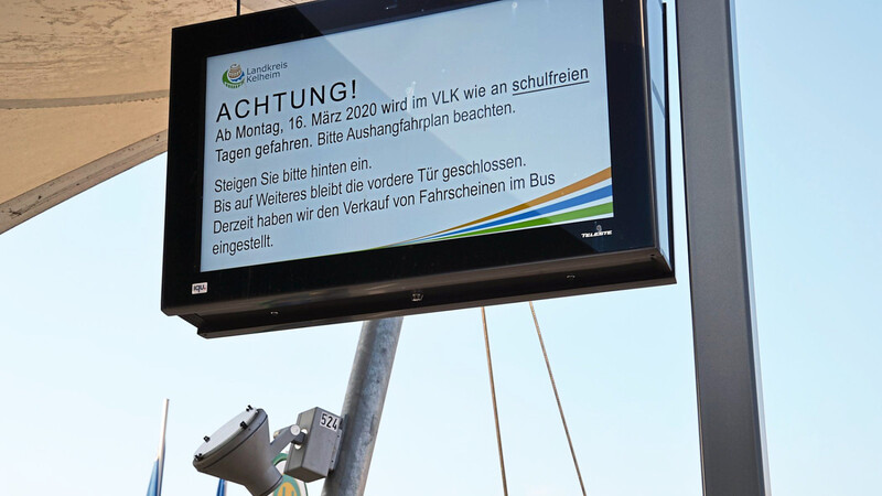 In Corona-Zeiten, so wie hier Mitte März am Mainburger Busbahnhof, liefern die Monitore des Dynamischen Fahrgastinformationssystems in Echtzeit alles Wissenswerte für die Fahrgäste.
