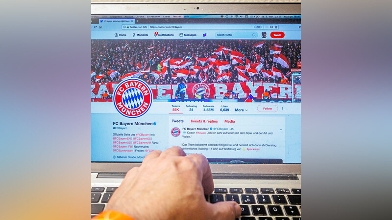 Ein guter Auftritt in den Sozialen Medien, hier der Twitter-Account des FC Bayern, ist für viele Sportklubs fast genauso wichtig, wie das Team auf dem Feld. Der Straubinger Thomas Schweikl (r., oben) hat das Wirken der Profi-Vereine auf den gängigen Kanälen untersucht und seine Ergebnisse in einem Buch veröffentlicht. "Punktsieg oder Eigentor?" umfasst 284 Seiten, ist bei epubli erschienen und kostet 39,95 Euro.  Fotos: imago, privat (2)
