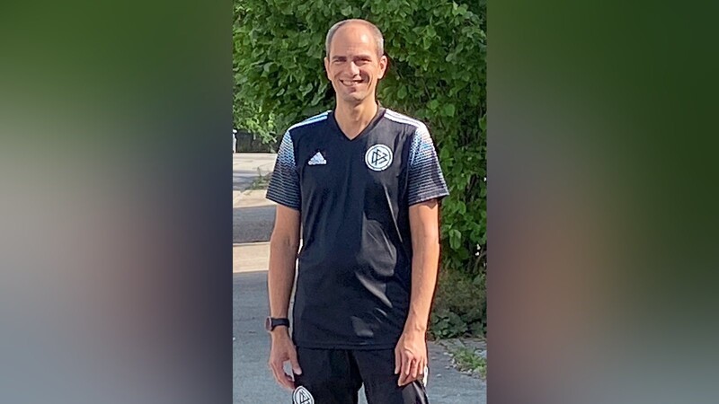 VORFREUDE: Christian Leicher hat in der Vorbereitung so manchen Trainingskilometer heruntergespult - nun ist der 42-jährige Schiedsrichter-Assistent aus Landshut fit für die neue Saison in der Fußball-Bundesliga.
