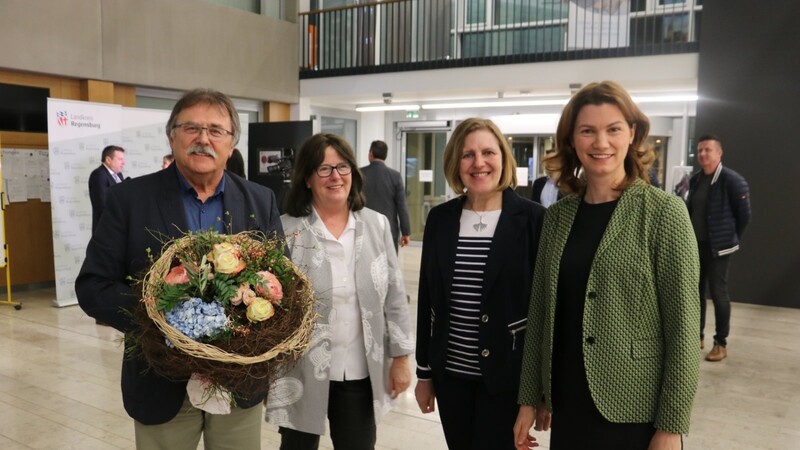 Stellvertretender Landrat Willi Hogger gratuliert der Siegerin mit einem Blumenstrauß. Mit im Bild Maria Scharfenberg (2. von links) und Sonja Kessel (2. von rechts) von den Grünen.