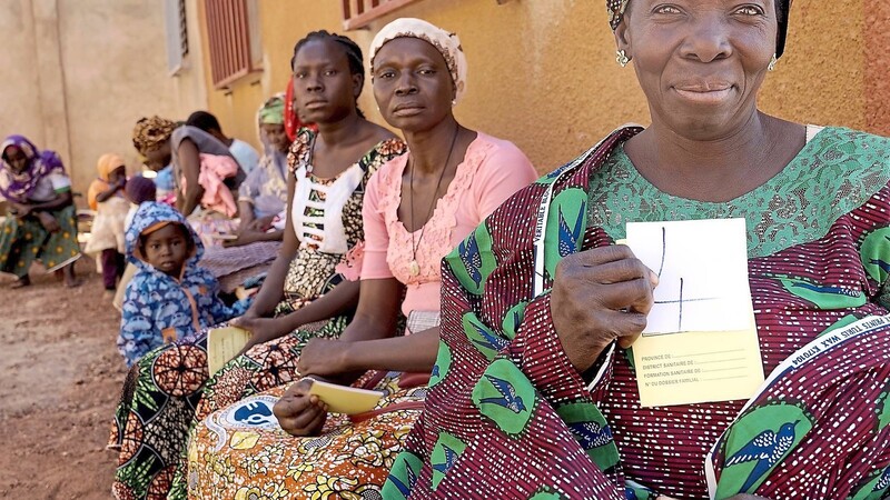 Sie warten vor dem Haus des Vereins Nala in Burkina Faso auf die ärztliche Untersuchung. Jede Frau hat eine Nummer gezogen.  Fotos: Walter Korn
