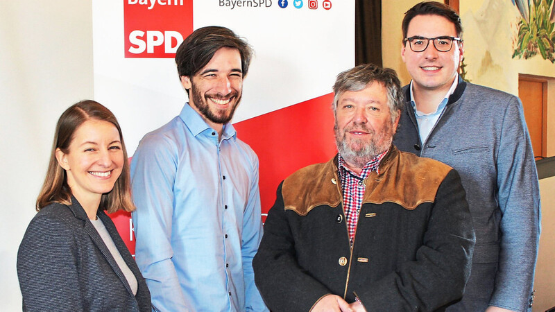 SPD-Landratskandidat Reinhard Peter (3. von links) mit den Kreisvorsitzenden Katja Stegbauer und Matthias Jobst sowie Unterbezirksvorsitzendem Sebastian Koch (rechts).