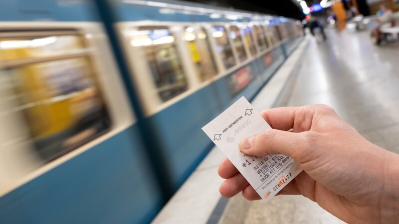 Eine Frau aus München hält an einer U-Bahn-Station ein MVG-Ticket in der Hand. Die Bundesregierung will das Fahren mit dem öffentlichen Nahverkehr attraktiver machen.