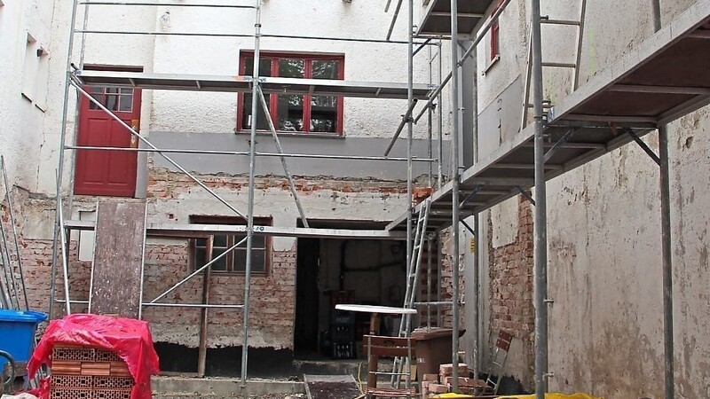 Die abgerissene Terrasse und Treppe zum Biergarten soll im August und September erstellt werden.
