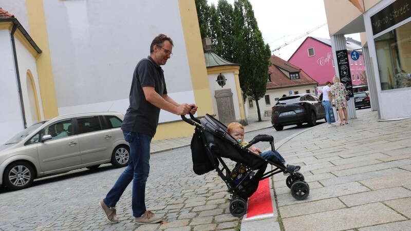 Neben Rollstuhlfahrern freuen sich auch Eltern mit Kinderwagen über die nun besser sichtbaren Abschrägungen