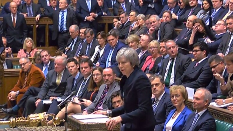 Premierministerin Theresa May spricht zum Abschluss der Debatte vor einer Abstimmung über ihre Brexit-Vereinbarung im britischen Unterhaus.