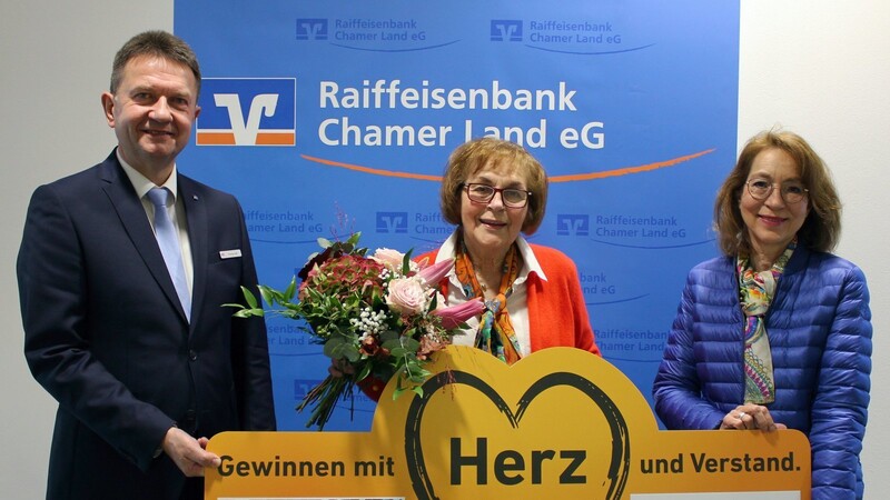 Regionaldirektor Thomas Saßl gratulierte Schiedermeier und ihrer Tochter im Namen der Bank und überreichte einen schönen Blumenstrauß.