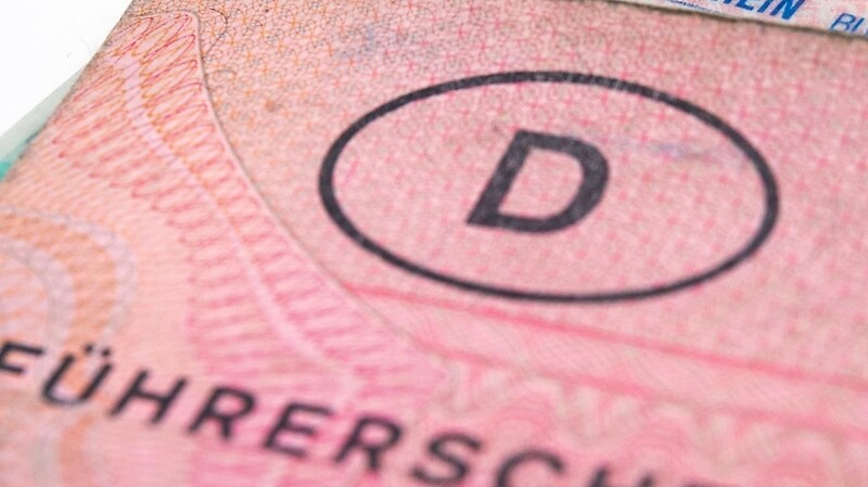 Nur der "Lappen" muss gehen: Die Fahrerlaubnis bleibt erhalten - aber alle vor dem 19. Januar 2013 ausgestellten Führerscheindokumente müssen jeweils nach Alter des Inhabers oder nach Ausstellungsjahr staffelweise in den nächsten Jahren in ein EU-Dokument umgetauscht werden.