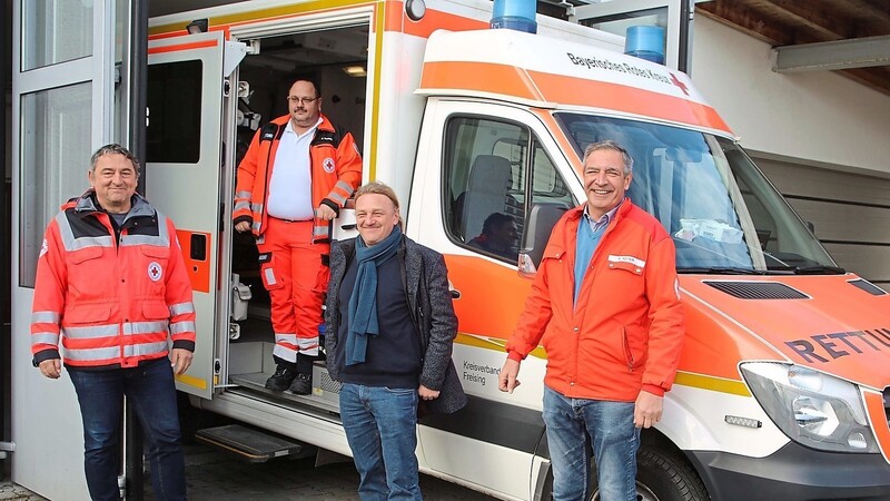 Fühlen sich bestätigt (v.l.): Hubert Böck, Markus Schmid, Gerhard Betz und Martin Reiter am Rettungswagen in Nandlstadt.