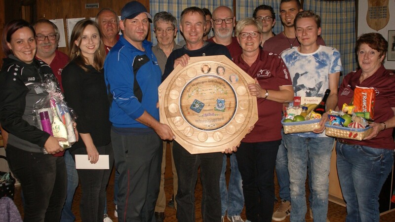 Die Schützenscheibe des Patenvereins bleibt ein weiteres Jahr in Blaibach - mittig der Gewinner Daniel Hofmann.