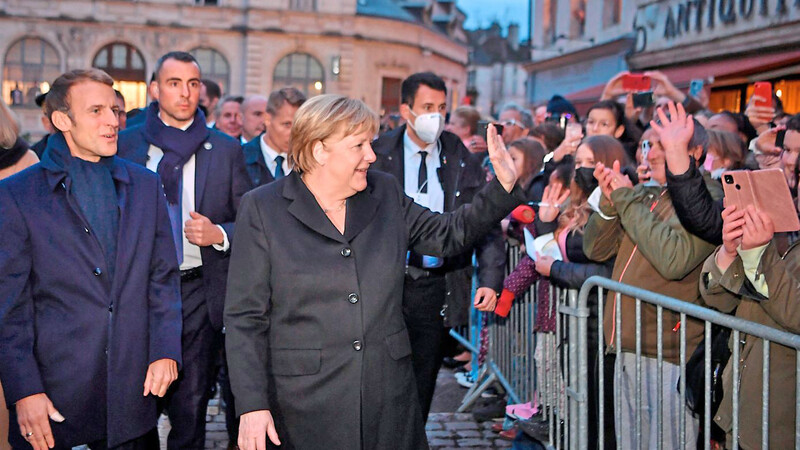 Angela Merkel, hier in Begleitung von Frankreichs Präsident Emmanuel Macron (links), bei ihrem Abschiedsbesuch.