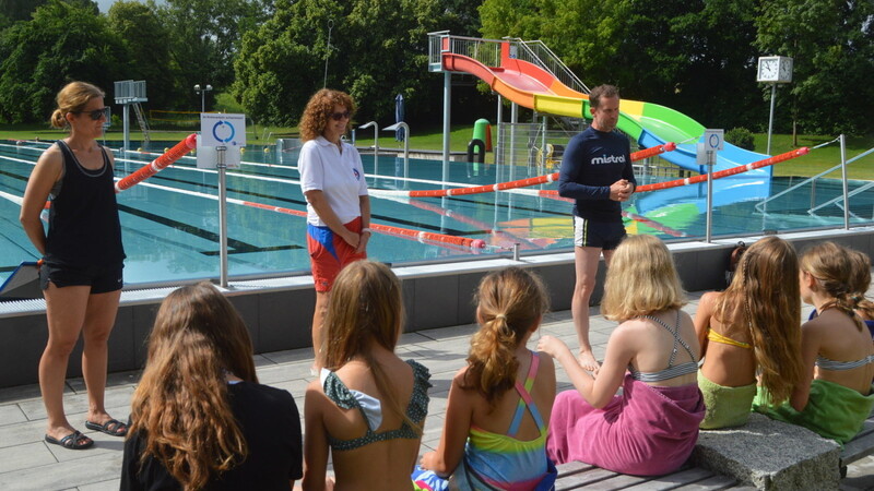 Konrektor Nick Weinberger erklärte den Buben und Mädchen die Vorgehensweise beim Schwimmunterricht, daneben Wasserwachtchefin Helga Hundhammer und Lehrerin Karin Schmid.