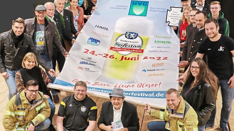 Die Vertreter der örtlichen Vereine sowie Bürgermeister Mathias Kern (oben 2. v. r.) freuen sich auf die 6. Auflage des Hallertauer Bierfestivals vom 24. bis 26. Juni in Attenkirchen.
